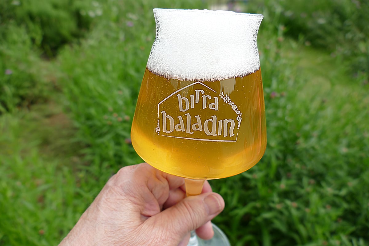 Bicchiere schiuma effervescenza 1200x800